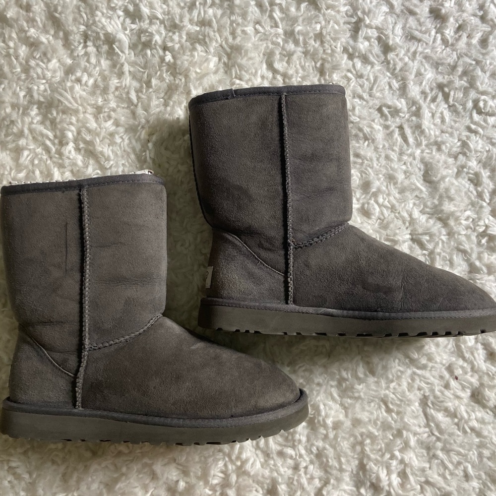 Classic short gray Uggs